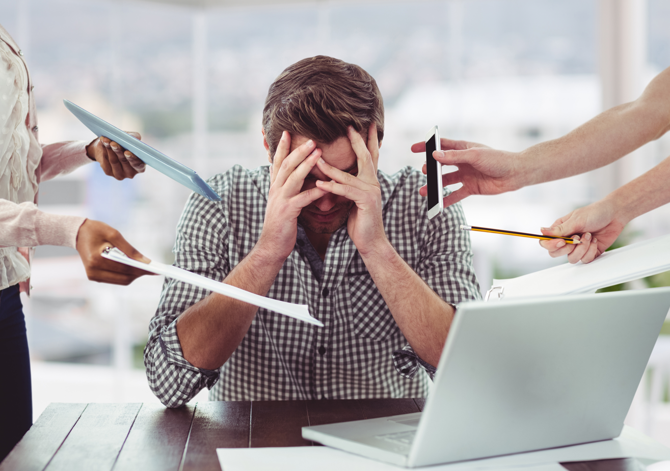 Homem frustado com carga de trabalho excessiva.