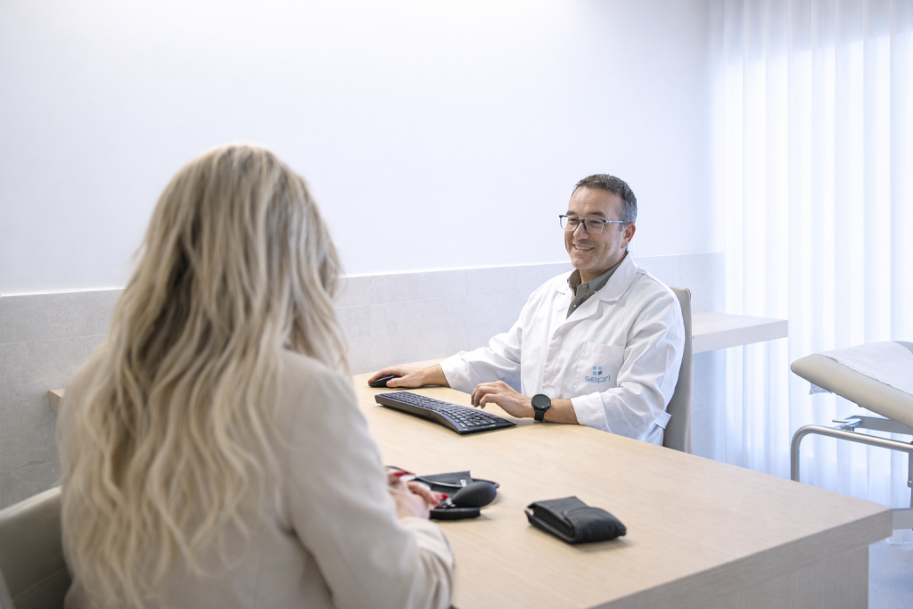 médico do trabalho com paciente