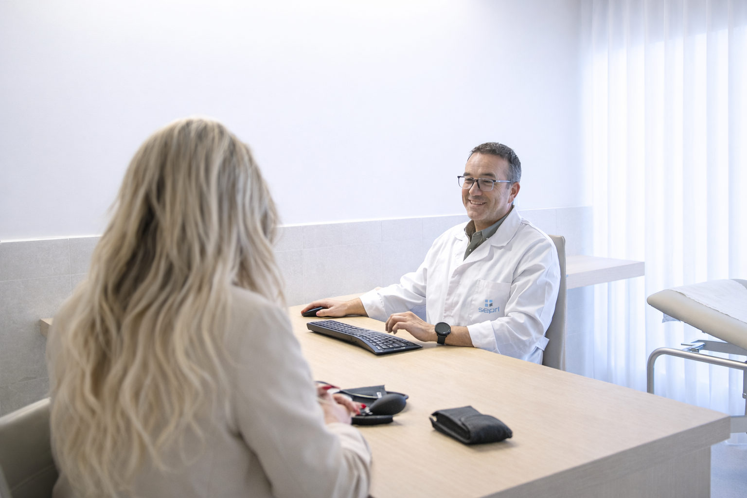médico do trabalho com paciente